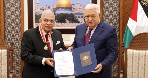 الرئيس يمنح رئيس اتحاد الناشرين العرب محمد رشاد وسام الثقافة والعلوم والفنون (عدسة: ثائر غنايم) الرئيس يمنح رئيس اتحاد الناشرين العرب محمد رشاد وسام الثقافة والعلوم والفنون