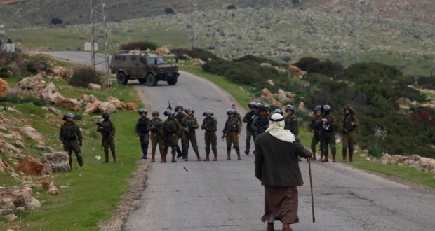قوات الاحتلال الإسرائيلي تقطع الطرق وتنصب الحواجز في الأغوار الشمالية