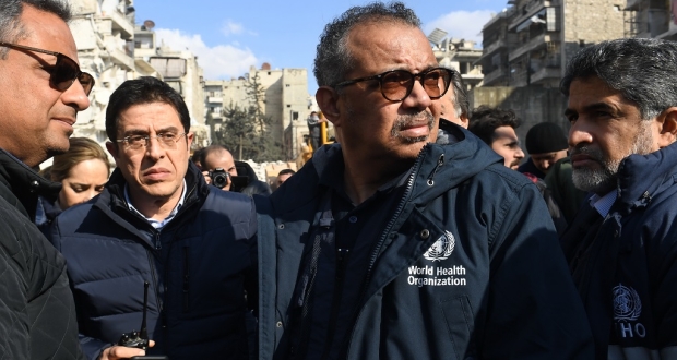 مدير عام منظمة الصحة العالمية تيدروس أدهانوم غيبرييسوس يتفقد آثار الزلزال المدمر شمال مدينة حلب السورية (تصوير: أ ف ب)