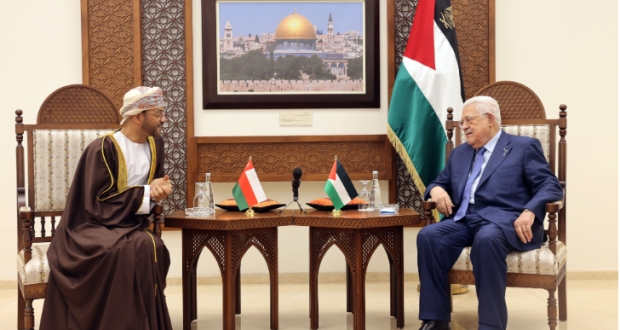 الرئيس محمود عباس خلال لقائه وزير خارجية سلطنة عُمان بدر بن حمد بن حمود البوسعيدي