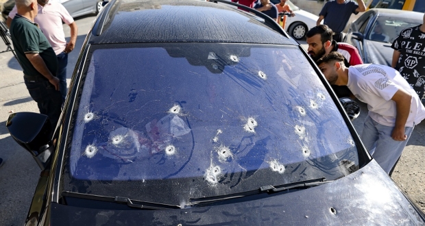 آثار رصاص الاحتلال على المركبة التي كان يستقلها الشهيد فوزي مخالفة (18 عاما) في بلدة سبسطية شمال غرب نابلس (تصوير: أ ف ب)