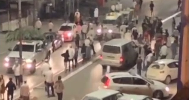 المستعمرون بحماية قوات الاحتلال الإسرائيلي يعربدون وسط بلدة حوارة جنوب نابلس