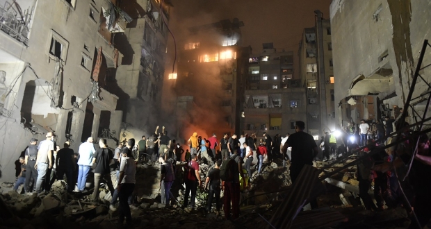 أعمال البحث والإنقاذ حول المباني التي دمرت جراء قصف الاحتلال الإسرائيلي وسط بيروت (تصوير: الأناضول)