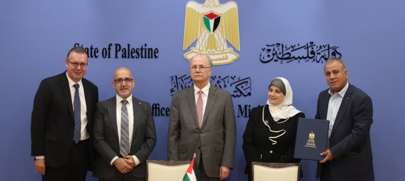 برعاية رئيس الوزراء: توقيع اتفاقيات منح بنحو 10 ملايين دولار لدعم مشاريع البنية التحتية والصحة والترميم